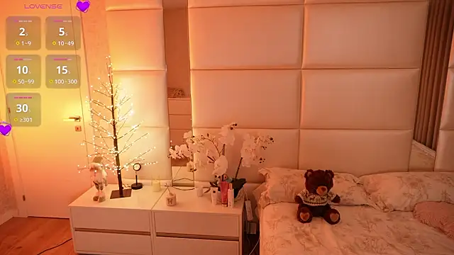 Lilly Colins online show from February 2026 07:39:01 PM