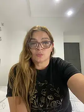 Snapshot of AntonellaAlondra4 chatting on January 2025 01:37:02 AM AntonellaAlondra4 online show from January 2025 01:37:02 AM