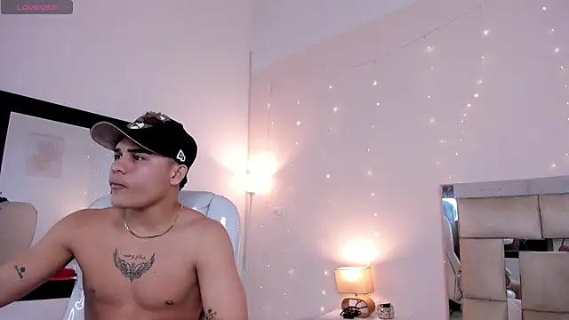 Snapshot of saraandstiven chatting on February 2025 07:10:01 AM saraandstiven online show from February 2025 07:10:01 AM