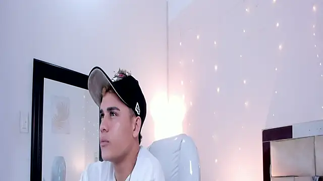 Snapshot of saraandstiven chatting on March 2025 03:19:01 AM saraandstiven online show from March 2025 03:19:01 AM