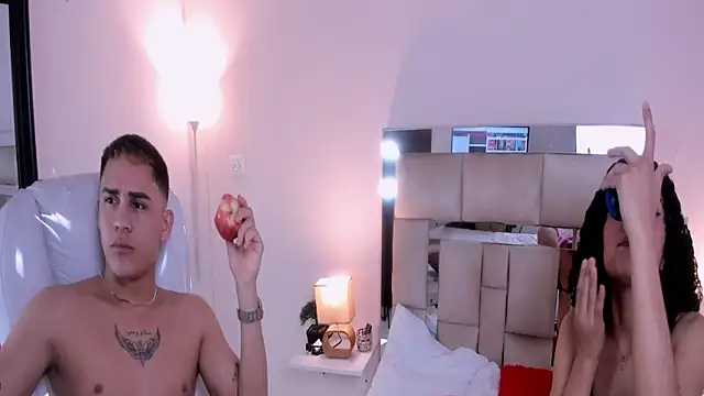 Snapshot of saraandstiven chatting on March 2025 03:28:02 AM saraandstiven online show from March 2025 03:28:02 AM