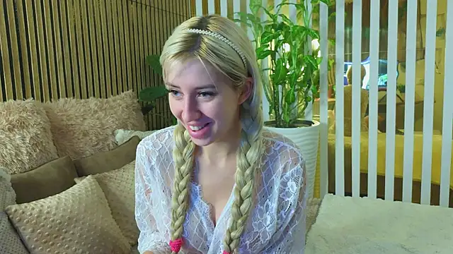 Snapshot of -Violetttttka chatting on September 2025 09:36:02 PM -Violetttttka online show from September 2025 09:36:02 PM