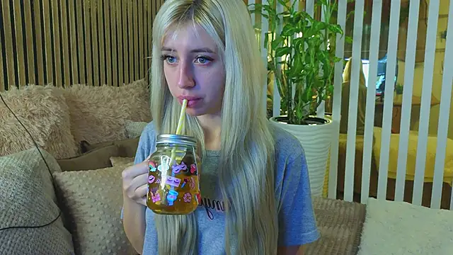 Snapshot of -Violetttttka chatting on September 2025 08:42:02 PM -Violetttttka online show from September 2025 08:42:02 PM
