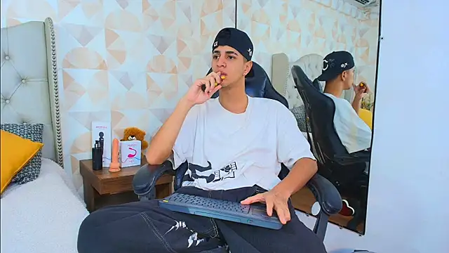 Snapshot of Tyler_Rodriguez chatting on September 2025 09:59:02 PM Tyler Rodriguez online show from September 2025 09:59:02 PM