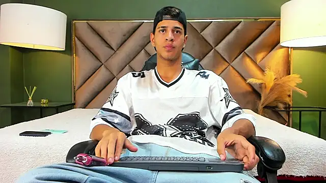 Tyler Rodriguez online show from October 2025 09:02:01 PM