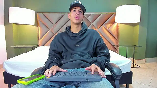 Tyler Rodriguez online show from October 2025 09:57:01 PM