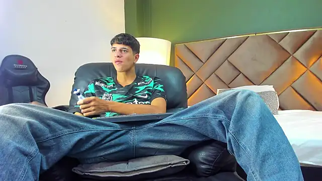 Tyler Rodriguez online show from October 2025 02:01:02 AM