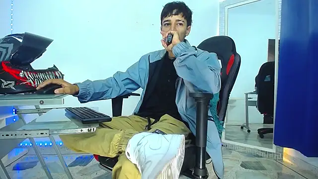 Snapshot of Zacktk7 chatting on December 2024 11:17:01 PM Zacktk7 online show from December 2024 11:17:01 PM