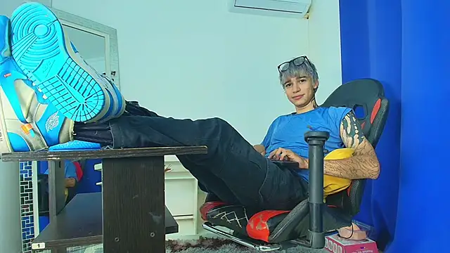 Snapshot of Zacktk7 chatting on March 2025 09:09:02 PM Zacktk7 online show from March 2025 09:09:02 PM