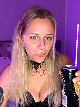 lunawolf21 online show from September 2025 06:35:01 PM