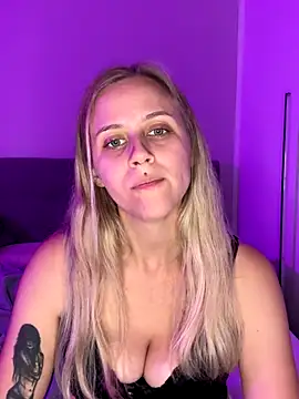 lunawolf21 online show from October 2025 06:32:02 PM