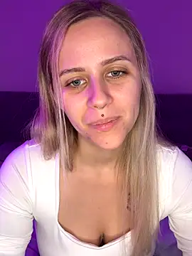 lunawolf21 online show from November 2025 07:29:02 AM