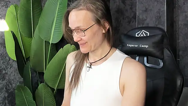 Lillian White online show from May 2026 01:00:01 AM