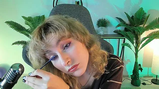 Snapshot of LuxRayi chatting on December 2024 02:53:01 PM LuxRayi online show from December 2024 02:53:01 PM