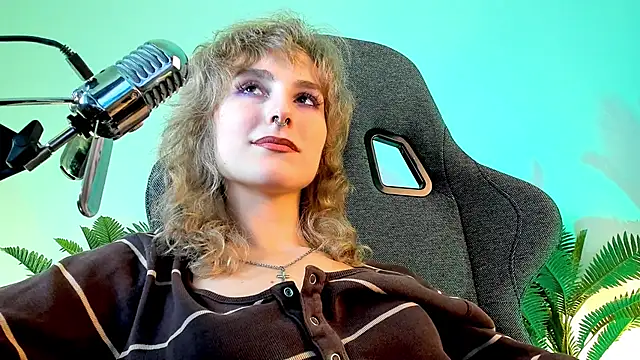 Snapshot of LuxRayi chatting on December 2024 12:07:02 AM LuxRayi online show from December 2024 12:07:02 AM