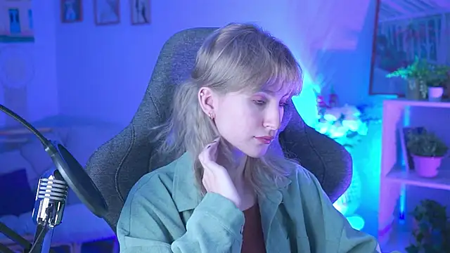 Snapshot of LuxRayi chatting on December 2024 05:40:02 AM LuxRayi online show from December 2024 05:40:02 AM