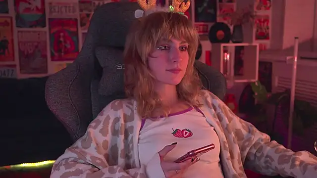 Snapshot of LuxRayi chatting on December 2024 09:13:01 AM LuxRayi online show from December 2024 09:13:01 AM