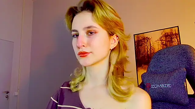 Snapshot of LuxRayi chatting on February 2025 06:00:02 PM LuxRayi online show from February 2025 06:00:02 PM