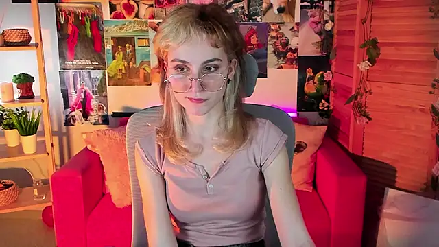 Snapshot of LuxRayi chatting on March 2025 09:35:01 PM LuxRayi online show from March 2025 09:35:01 PM