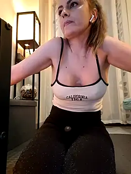 Snapshot of Eelleen chatting on March 2026 12:00:02 PM Eelleen online show from March 2026 12:00:02 PM