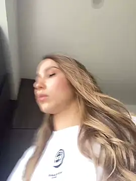 Snapshot of SophieRaily_ chatting on December 2024 08:44:02 PM SophieRaily online show from December 2024 08:44:02 PM