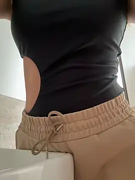 Snapshot of SophieRaily_ chatting on February 2025 06:35:02 PM SophieRaily online show from February 2025 06:35:02 PM