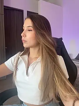 Snapshot of SophieRaily_ chatting on October 2025 06:48:01 PM SophieRaily online show from October 2025 06:48:01 PM