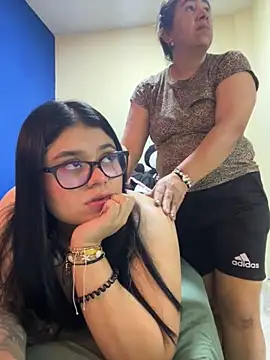 alissonfernandez  online show from October 2025 03:43:01 PM