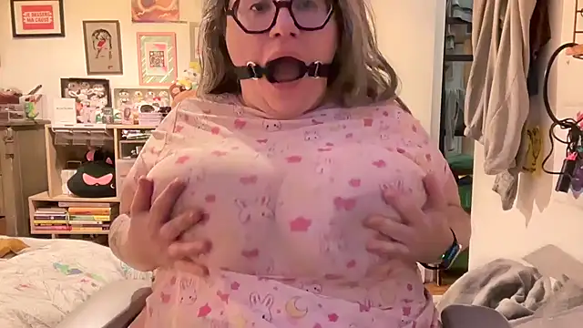 Snapshot of MimiParis chatting on January 2025 04:22:02 PM MimiParis online show from January 2025 04:22:02 PM