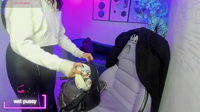 Snapshot of Theia_moon chatting on September 2025 12:43:02 PM Theia moon online show from September 2025 12:43:02 PM