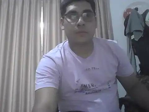 estudiante69 online show from October 2025 10:54:02 PM