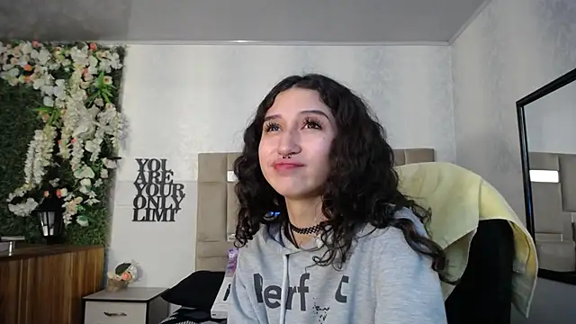 Queenjenn   online show from December 2024 01:43:02 PM