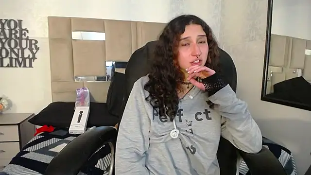 Queenjenn   online show from December 2024 04:47:02 PM