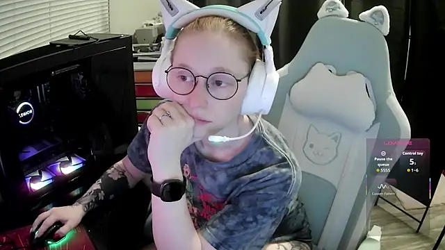 LilyFoxxx online show from June 2026 05:28:01 AM