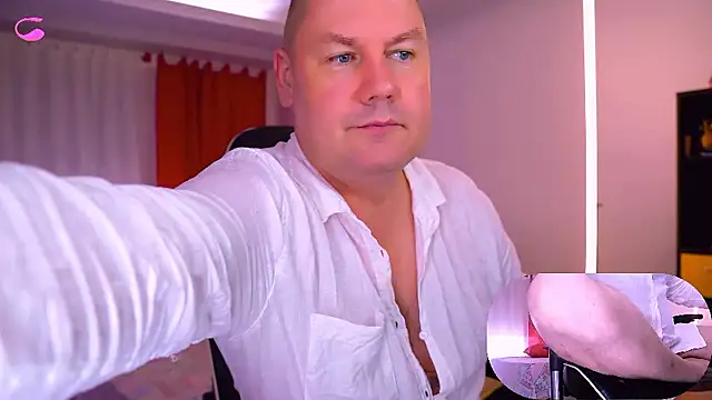 Snapshot of Julius-Dwayne chatting on December 2024 09:07:02 AM Julius-Dwayne online show from December 2024 09:07:02 AM