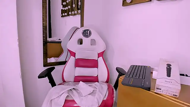 Valery Maravilla  online show from February 2025 10:41:01 PM