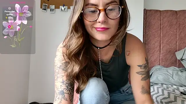 Emmy petit online show from February 2026 06:46:01 PM