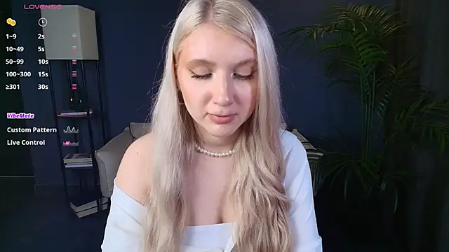 Evacadooo online show from May 2026 03:22:01 AM