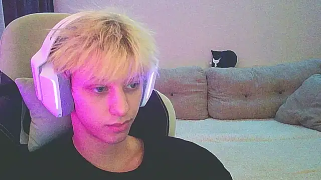 Snapshot of Ostin_meow chatting on December 2024 03:05:01 PM Ostin meow online show from December 2024 03:05:01 PM