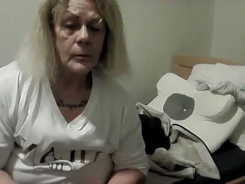 Snapshot of housewife_shantie chatting on November 2025 03:19:02 PM housewife shantie online show from November 2025 03:19:02 PM