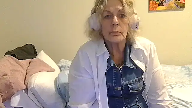 housewife shantie online show from May 2026 05:10:02 PM