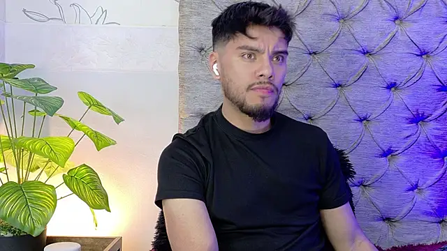 Snapshot of Tommidubois chatting on September 2025 01:40:02 AM Tommidubois online show from September 2025 01:40:02 AM