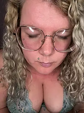 Snapshot of CurvyAnonymousGirl89 chatting on February 2025 04:53:02 PM CurvyAnonymousGirl89 online show from February 2025 04:53:02 PM