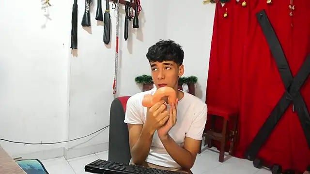 Harry LatinBoy online show from December 2024 10:32:01 PM