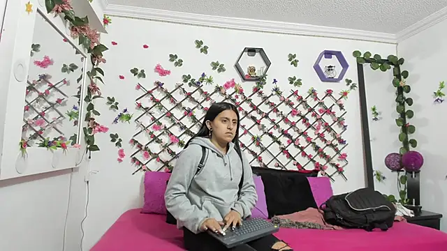 Snapshot of thedream_girls chatting on February 2025 07:09:01 PM thedream girls online show from February 2025 07:09:01 PM
