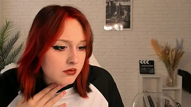 Snapshot of EdlaHatter chatting on December 2024 06:44:02 AM EdlaHatter online show from December 2024 06:44:02 AM