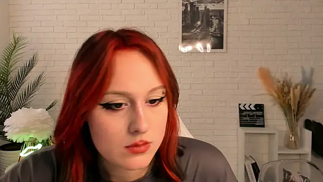 Snapshot of EdlaHatter chatting on December 2024 09:51:01 AM EdlaHatter online show from December 2024 09:51:01 AM