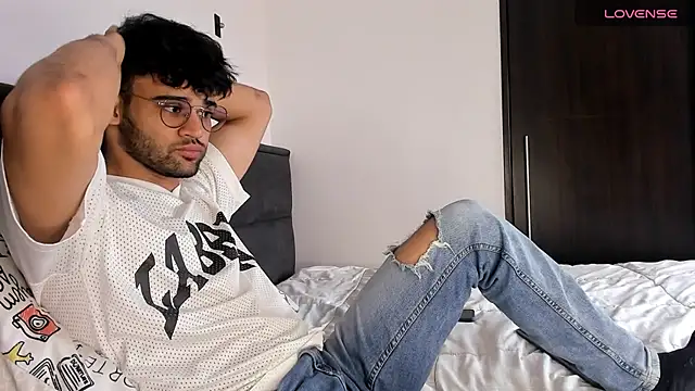 andrewChris  online show from December 2024 07:07:02 PM