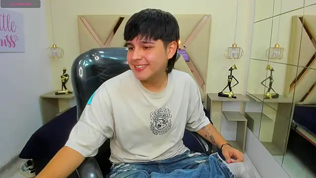 Snapshot of AndrewPherson chatting on April 2026 12:32:01 PM AndrewPherson online show from April 2026 12:32:01 PM