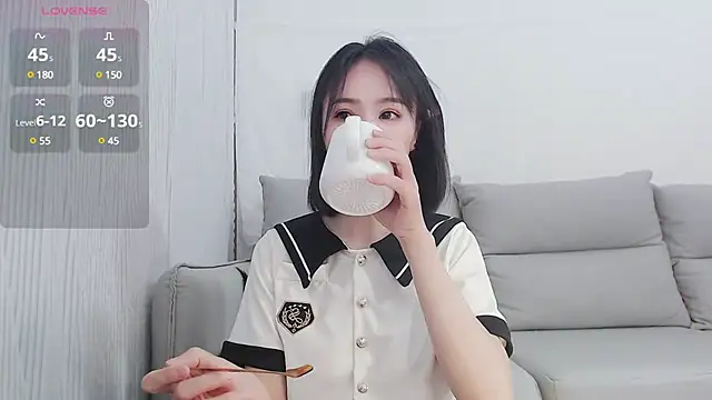 Snapshot of Koi-m- chatting on February 2025 03:57:02 AM Koi-m- online show from February 2025 03:57:02 AM
